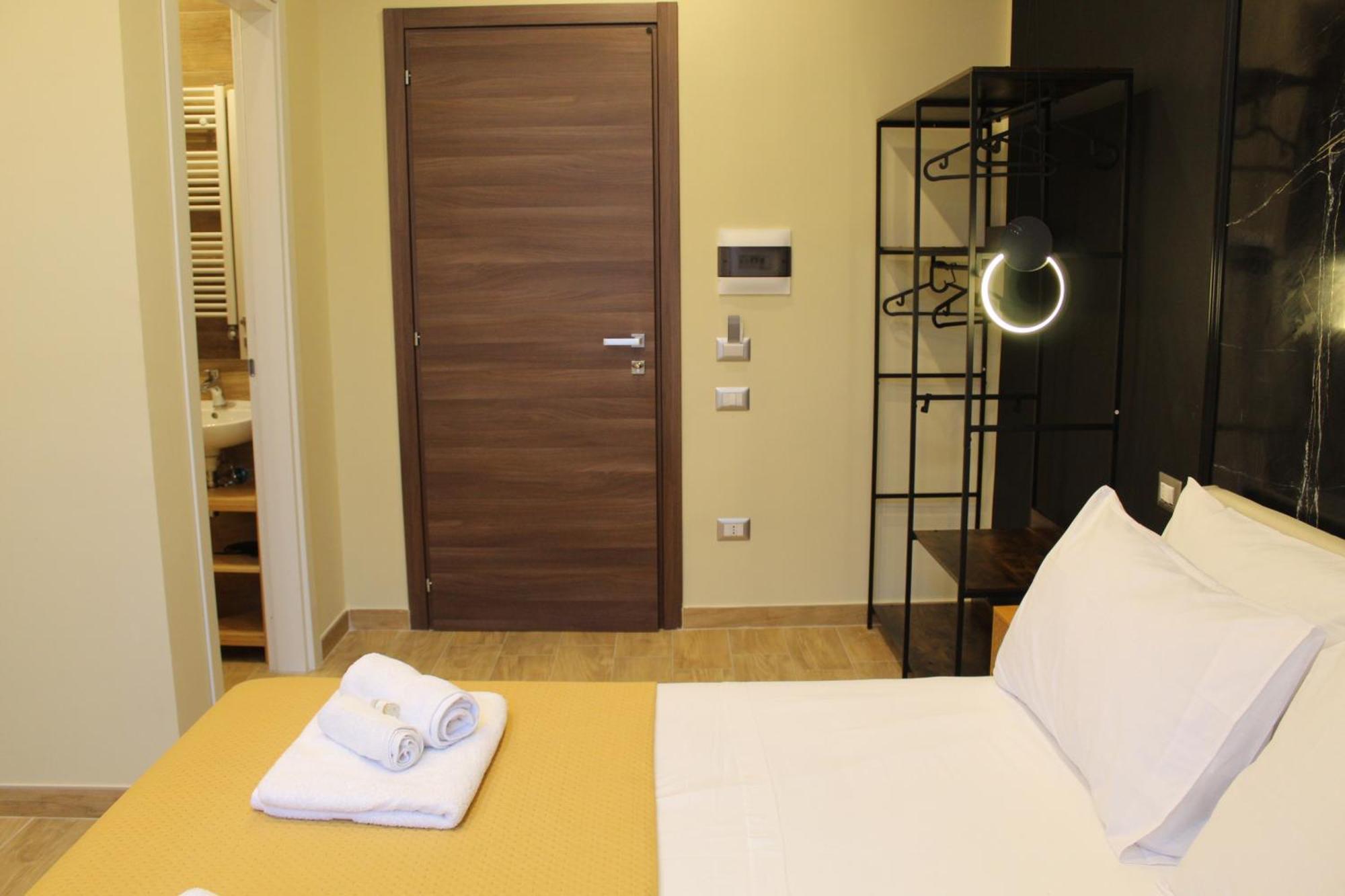 Blackwoody Contemporary Rooms - Napoli Centro Storico Via Toledo מראה חיצוני תמונה