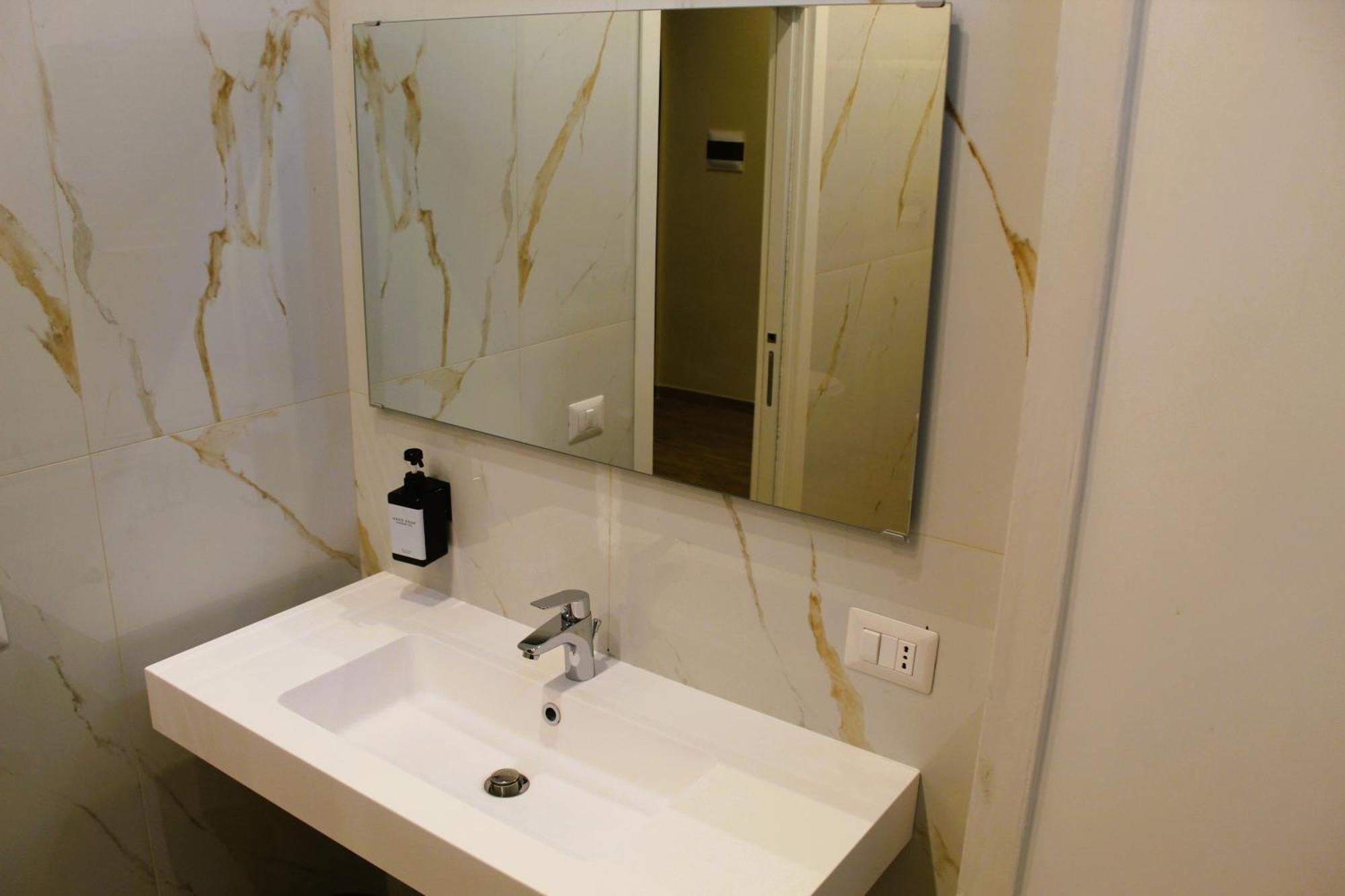 Blackwoody Contemporary Rooms - Napoli Centro Storico Via Toledo מראה חיצוני תמונה